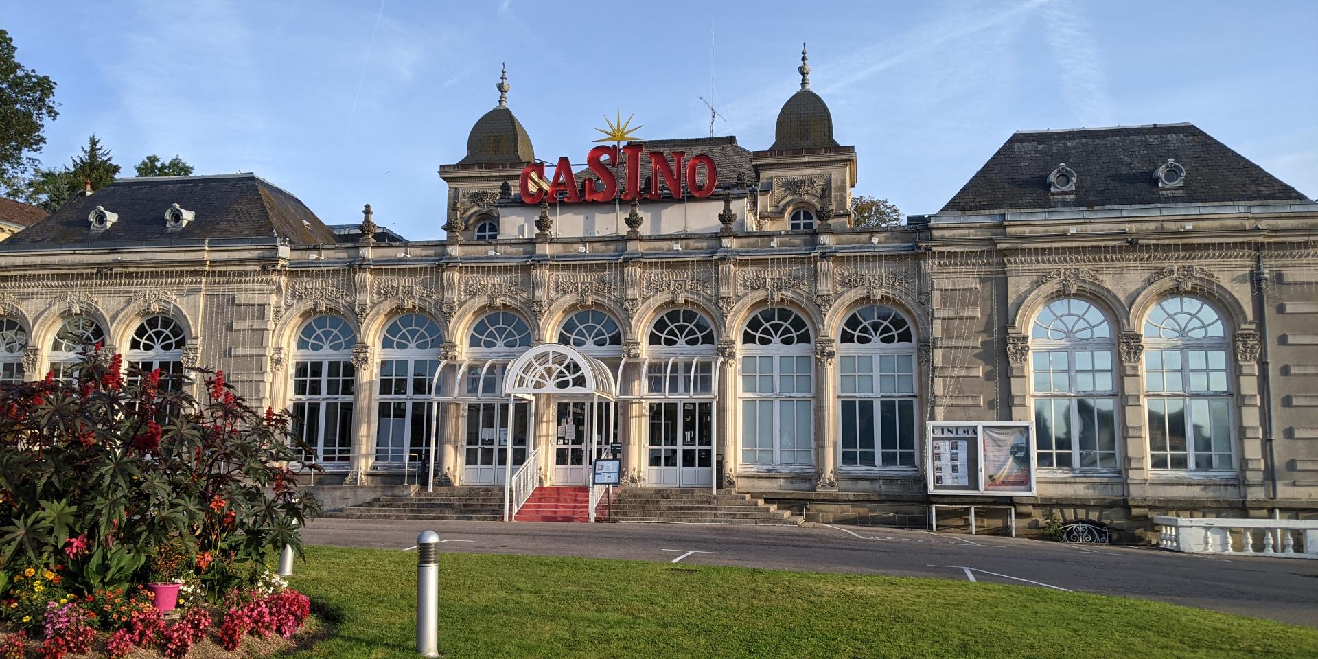 Façade principale du Casino de Contrexéville, lors d'une journée ensoleillée
