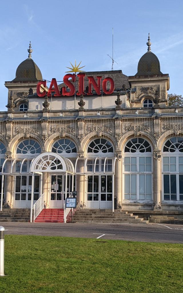Façade principale du Casino de Contrexéville, lors d'une journée ensoleillée