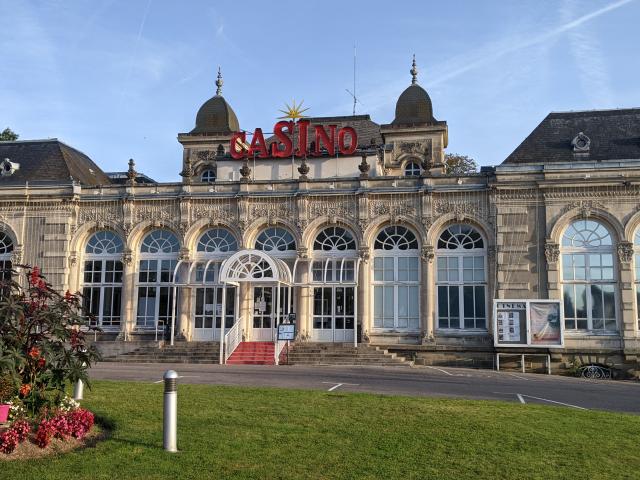 Façade principale du Casino de Contrexéville, lors d'une journée ensoleillée