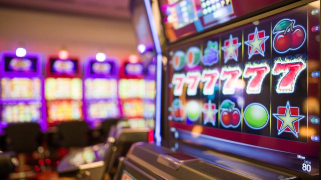 Machine à sous en gros plan, au Casino de Contrexéville