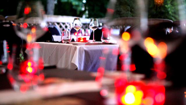 Table de restaurant dressée, au Casino de Contrexéville