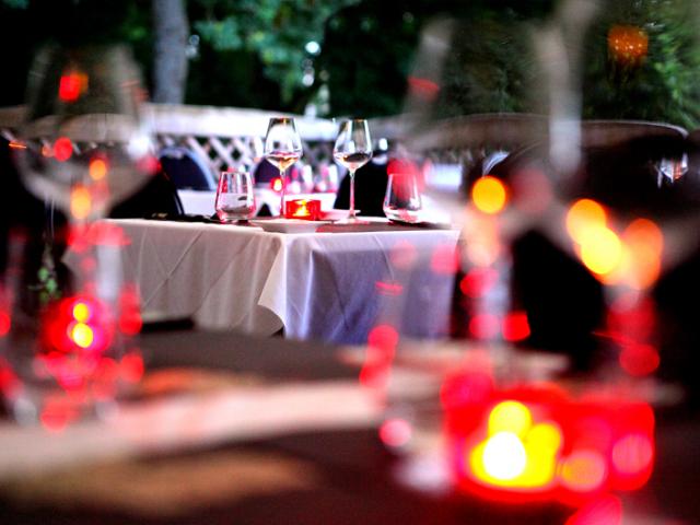 Table de restaurant dressée, au Casino de Contrexéville
