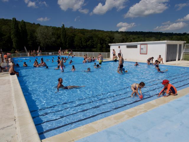 Free outdoor pool Contrex ©eric Marguet