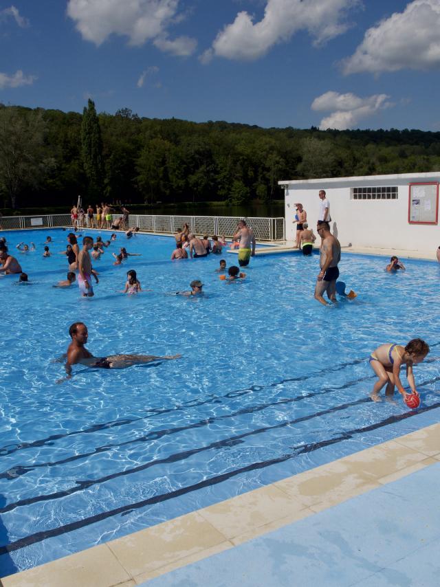 Personnes dans l'eau de la piscine de plein air gratuite des Lacs de la Folie à Contrexéville dans les Vosges