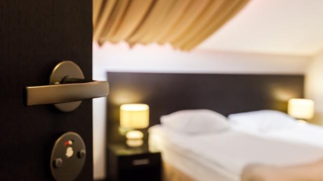 Porte s'ouvrant sur une chambre d'hôtel