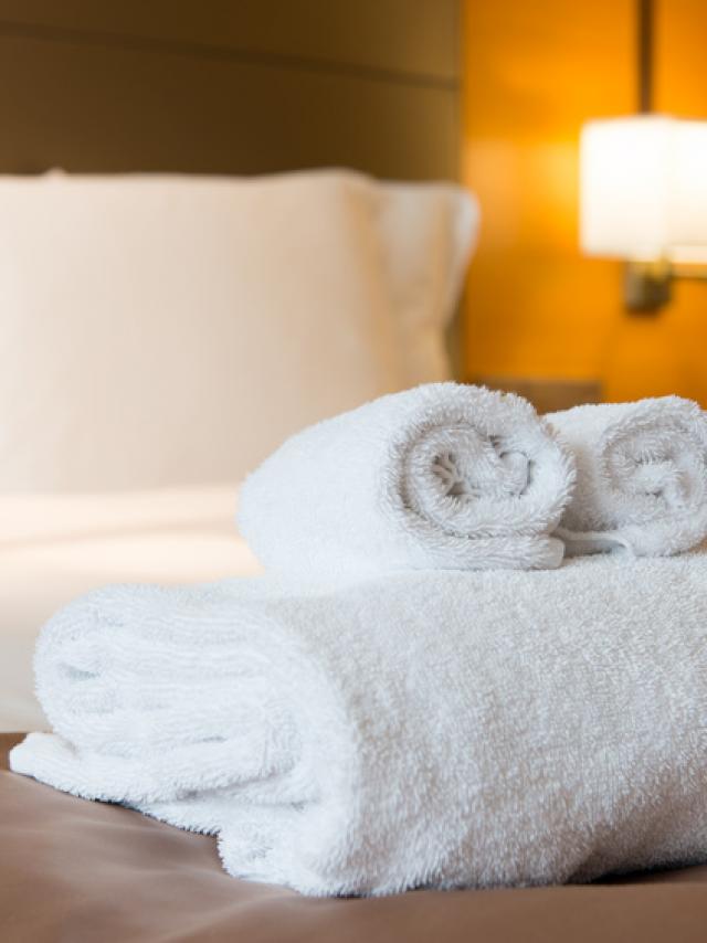 Interieur van hotelslaapkamer met tweepersoonsbed