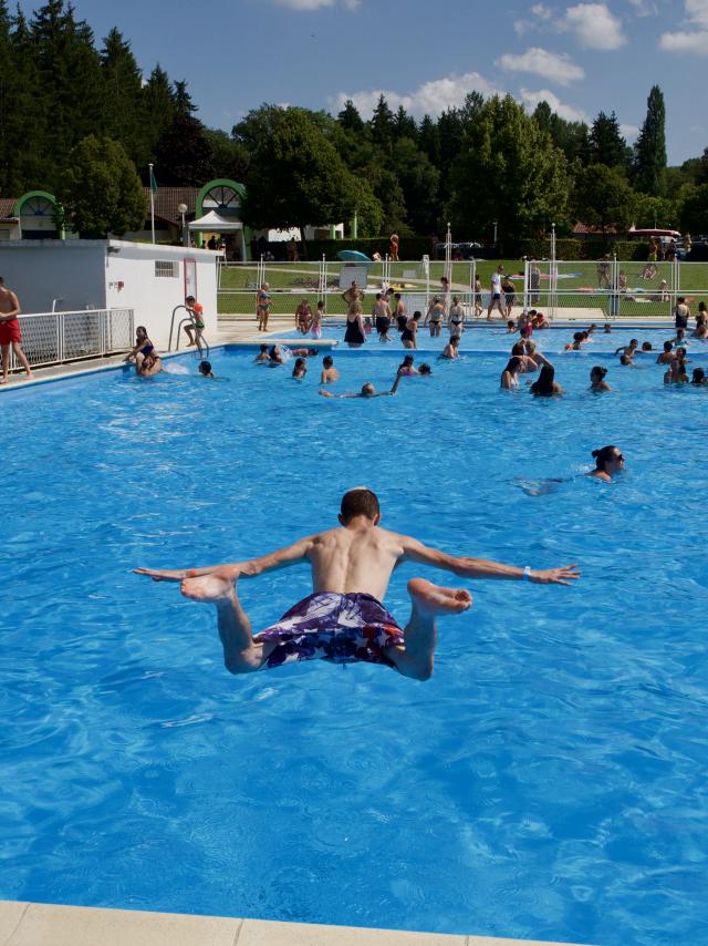 Jeune homme plongeant dans la piscine de plein air des Lacs de la Folie à Contrexéville
