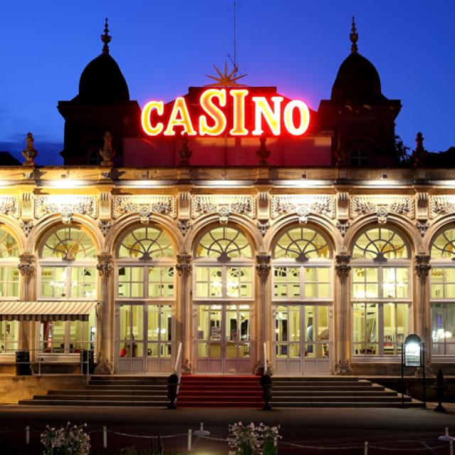 Façade du Casino de Contrexéville de nuit