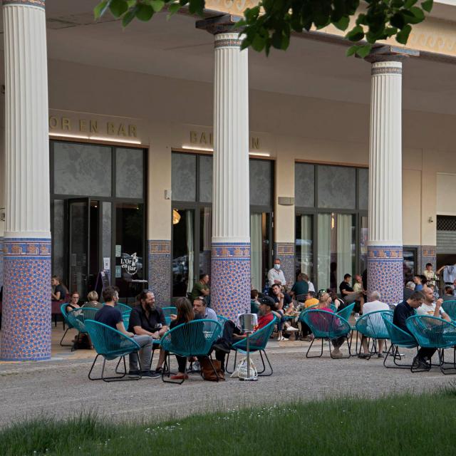 L'Or en Bar restaurant sous la galerie thermale de Contrexéville par le photographe André Yenou pour Contrexéville Tourisme