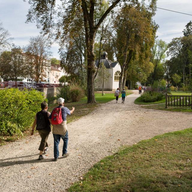 Couple se baladant dans le Parc Thermal de Contrexéville
