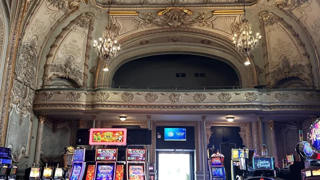 Salle des Jeux dans la magnifique salle de théâtre à l'italienne du Casino de Contrexéville (Vosges)