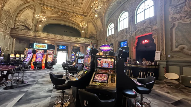 Salle des Jeux dans la magnifique salle de théâtre à l'italienne du Casino de Contrexéville (Vosges)