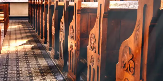 Bancs à l'intérieur de l'église Saint-Epvre à Contrexéville