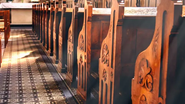 Bancs à l'intérieur de l'église Saint-Epvre à Contrexéville
