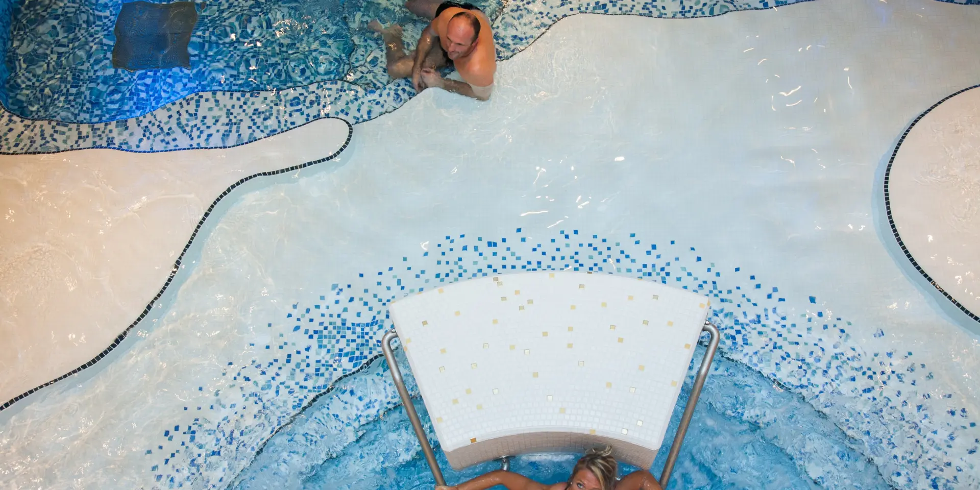 Couple se délassant dans l'eau du Spa des Thermes de Contrexéville, vue du haut
