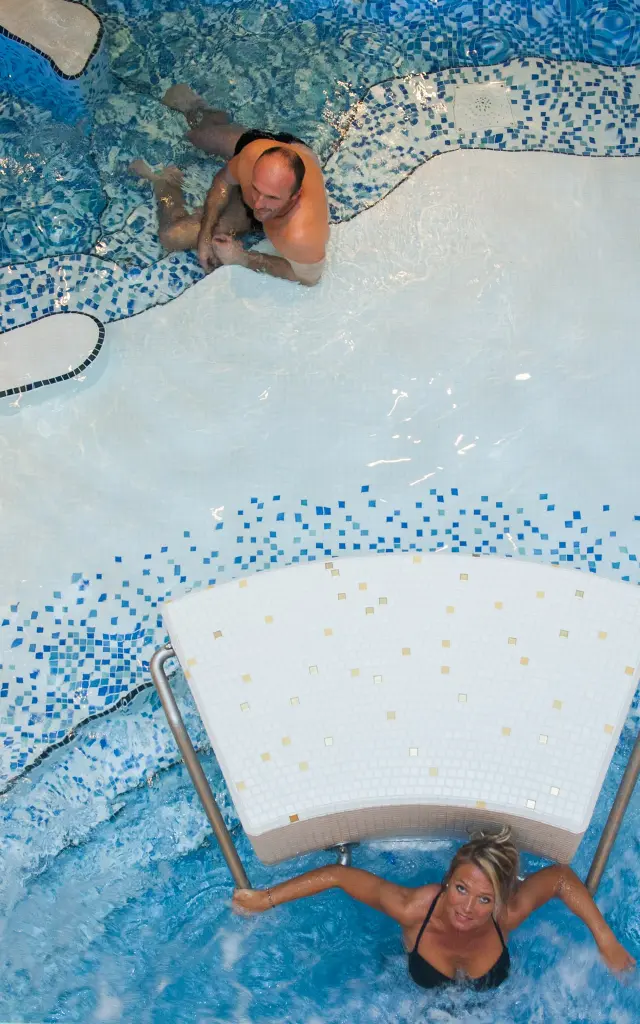 Couple se délassant dans l'eau du Spa des Thermes de Contrexéville, vue du haut