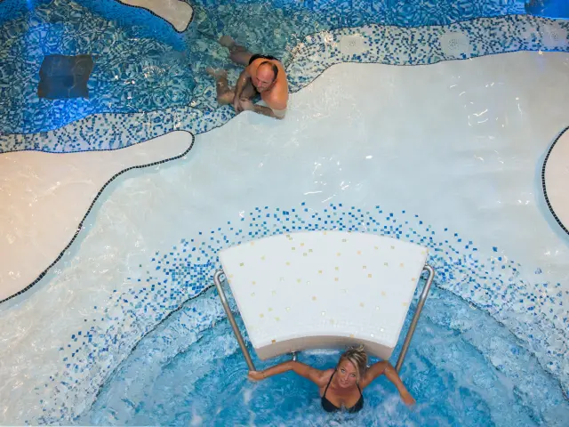 Couple se délassant dans l'eau du Spa des Thermes de Contrexéville, vue du haut