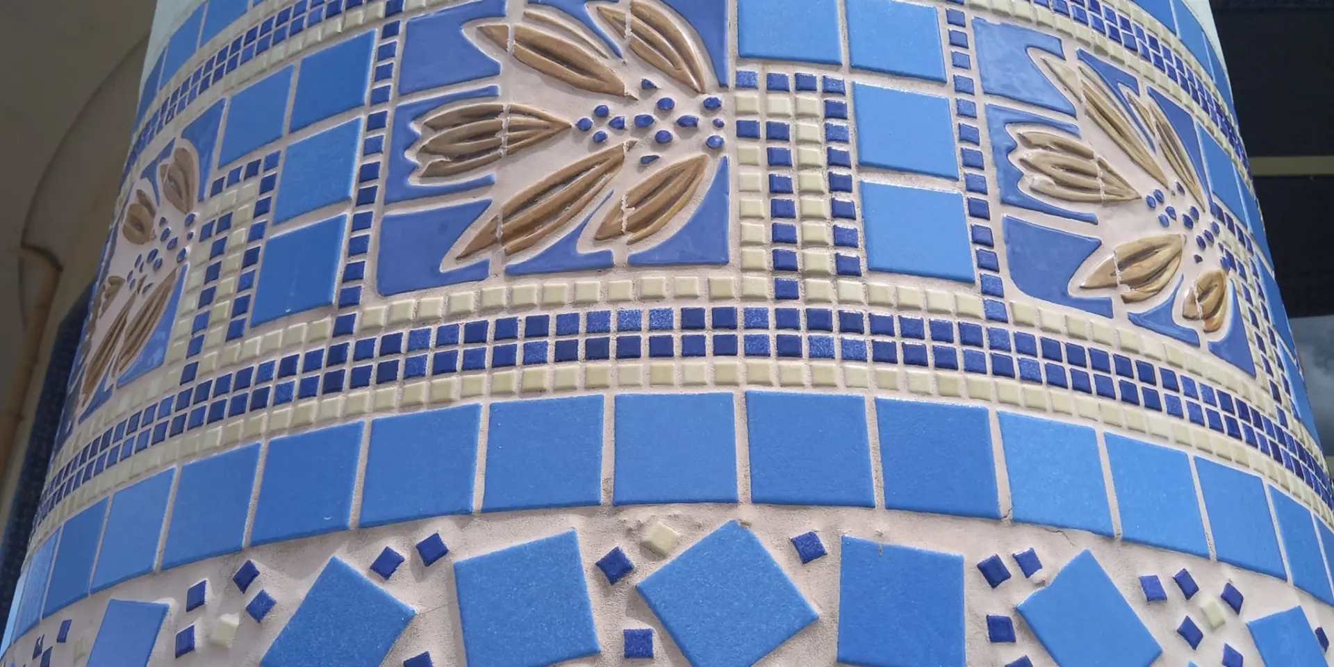 Détail de la mosaïque des colonnade de la galerie thermale à Contrexéville