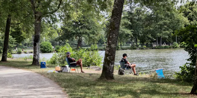 Pêcheurs au bord des Lacs de la Folie à Contrexéville